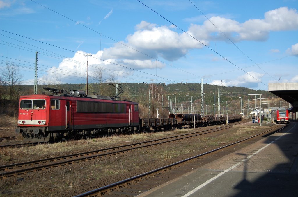 BR 155 004-5 durchfuhr am 31.03.2010 mit dem DGS 60292 von Mukran in Richtung Ruhrgebiet den Bahnhof Altenbeken.