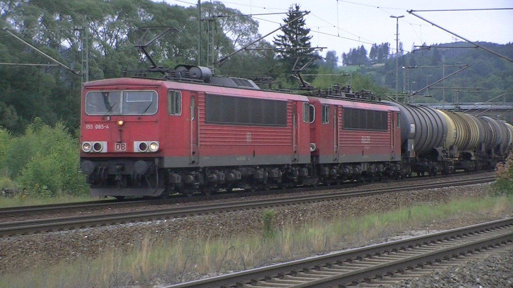 BR 155 065-4 als Vorspannlok und eine weiter BR 155 fhrt mit einem schweren Kesselwagenzug im Bahnhof Pressig-Rothenkirchen auf Gleis 4 am 31.07.2011 ein.