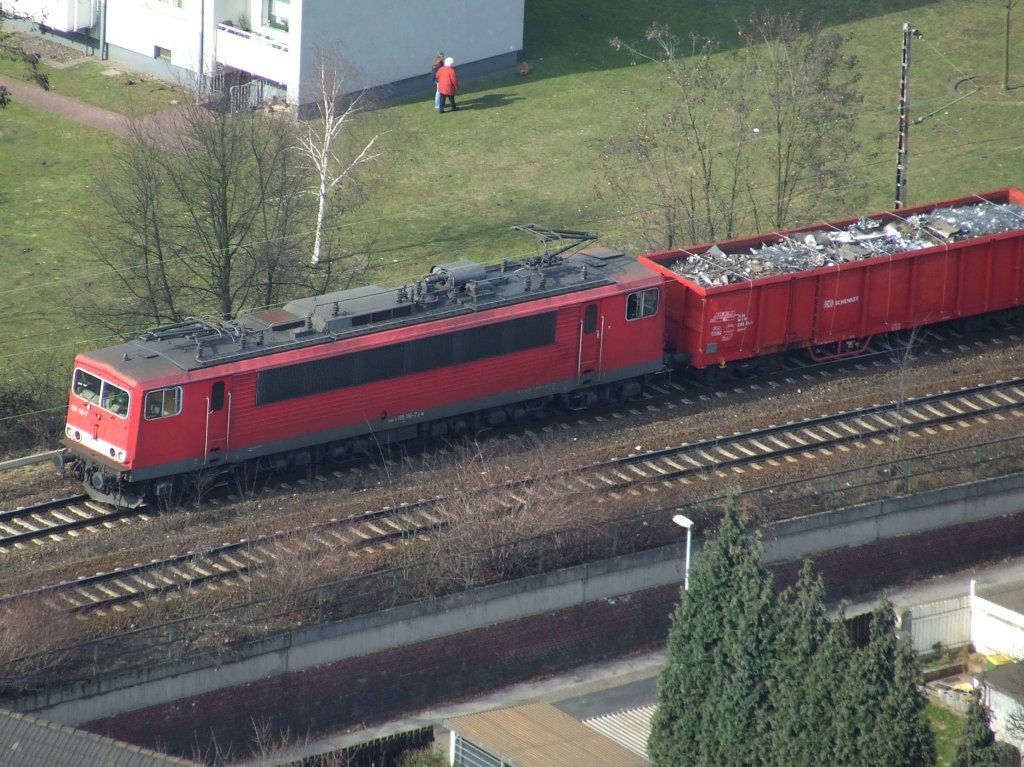 BR 155 116 zieht am 18.03.2010 einen Schrottzug nahe des Oberhausener Gasometers in Richtung Sden.
