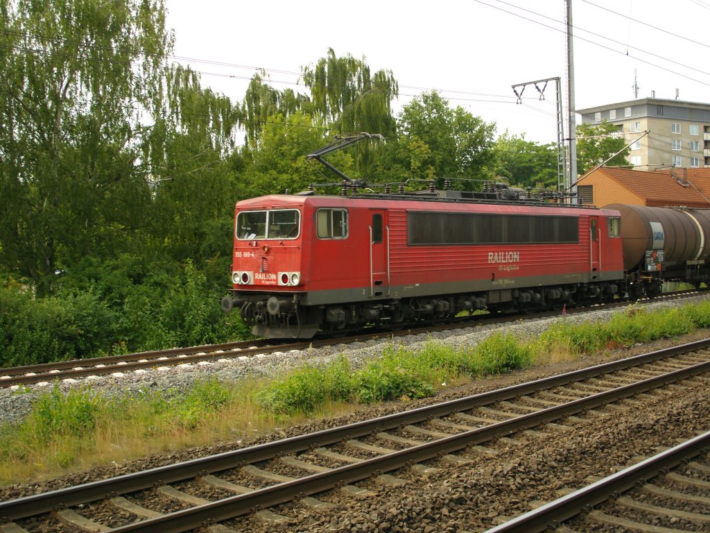 BR 155 189-4 Zieht einen Kesselwagen-Zug durch den Elmshorner Bahnhof. 1. Juli 2010 