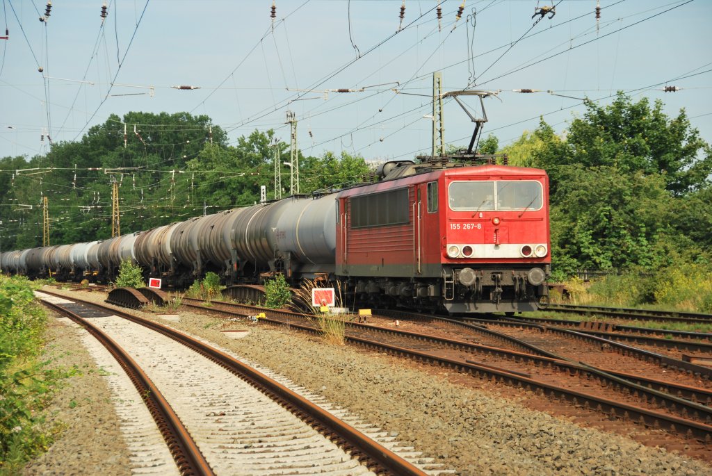 Br 155 267-8 mit ein Kesselwagenzug in Leipzig-Thekla, 26/06/2010.