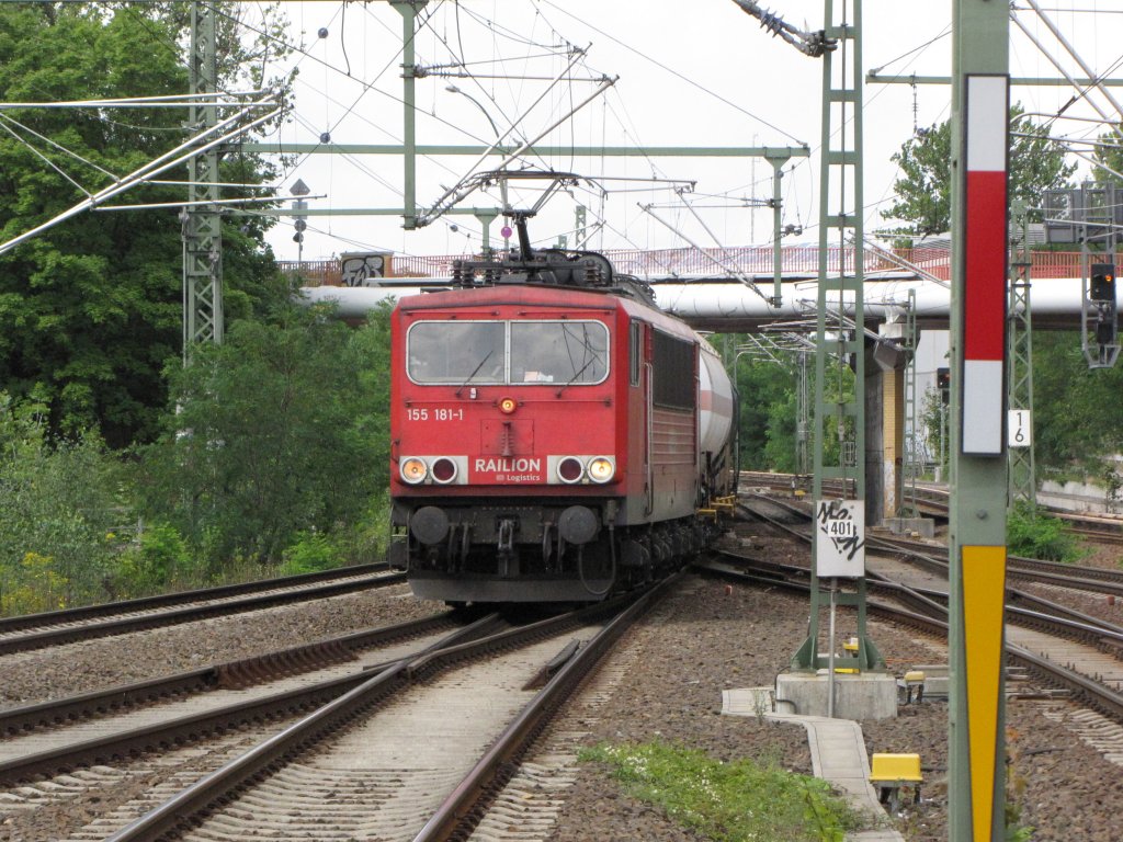 BR 155 in Berlin Gesundbrunnen mit einem Kesselzug am 25.08.2010