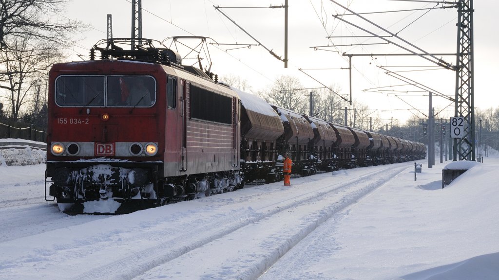 BR 155 mit Getreidezug wartet am 28.12.2010 im Bf Neumark/Sachs auf Grn.