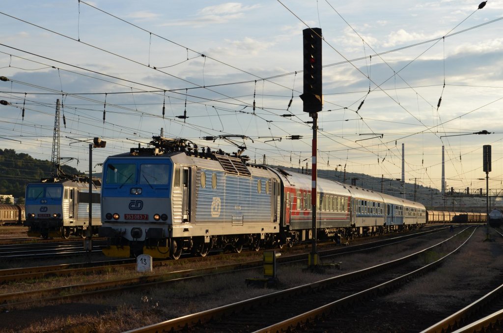 BR 162 036-8 im Hintergrund & 363 083-7 mit einem Schnellzug (in dem ein Kurswagen nach Moscow eingereiht ist) st nad Labem zpad‎/Tschechien 28.08.2012 