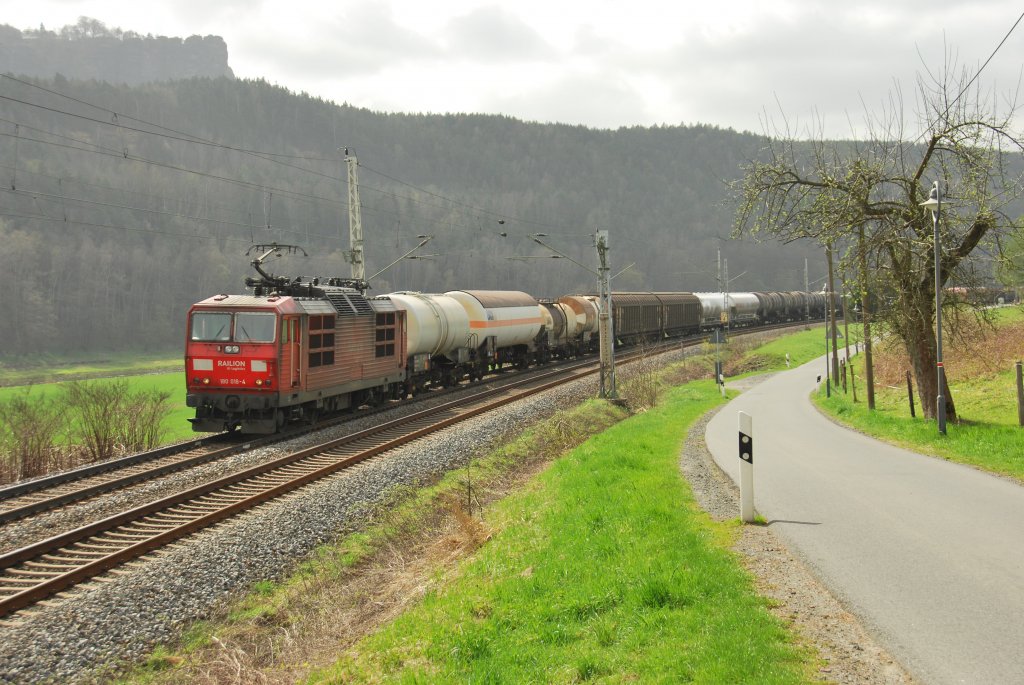 Br 180 018-4 mit einem gemischten Gterzug durch Kurort Rathen, 09/04/2011.