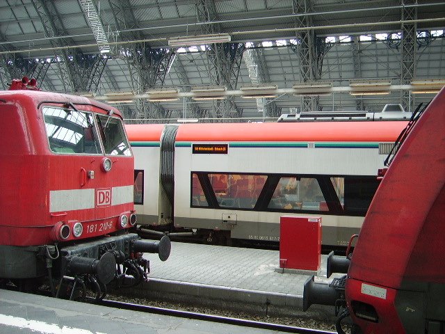 BR 181 und BR 101 und ein VIAS Odenwaldbahn Triebzug in Frankfurt am Main Hbf am 22.01.10