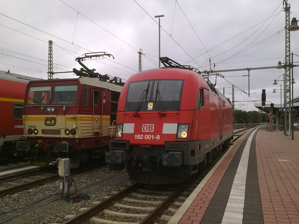BR 182 001 bei der Ausfahrt im Dresdner HBF,daneben 371 005 die diesen Zug bernimmt Richtung Budapest.
Dresden 14.08.10