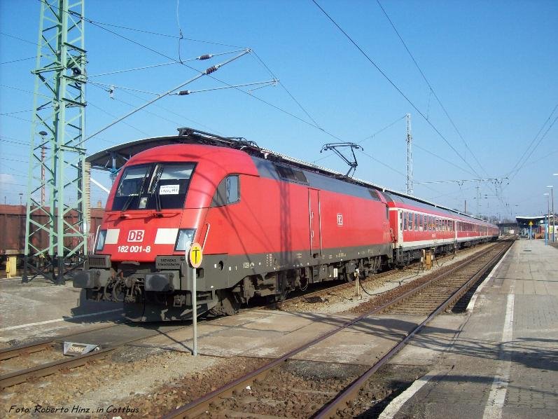 BR 182 001 mit RE-Linie 10 in Cottbus, am 10.03.2010