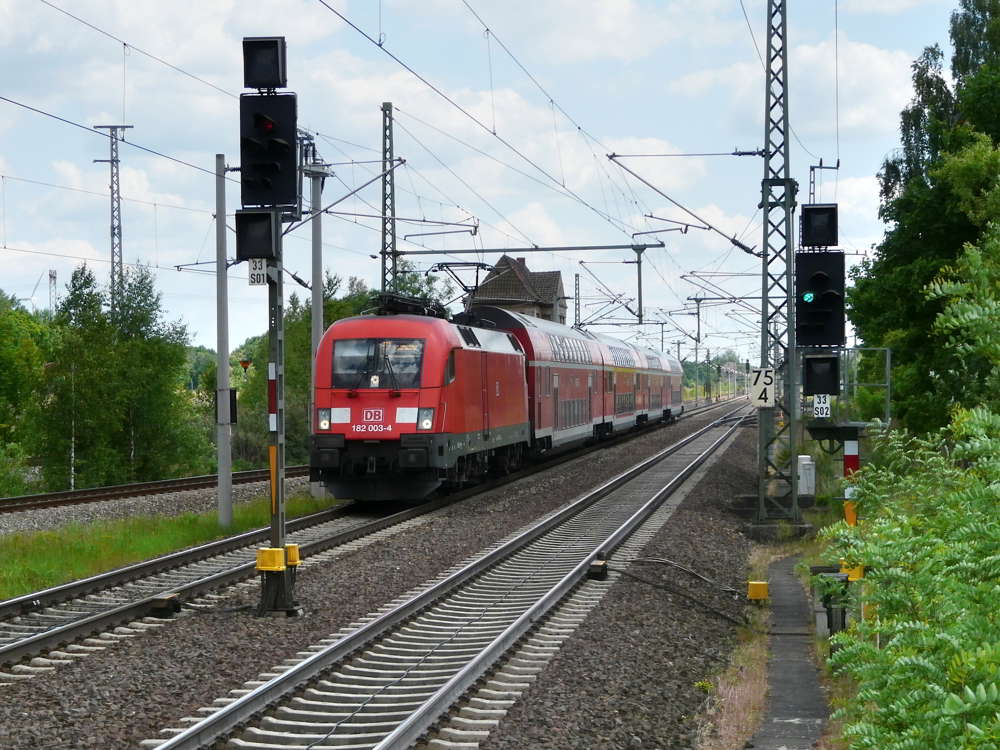 BR 182 003-4 mit Regionalexpress nach Wismar bei Einfahrt in Bahnhof Neustadtt/Dosse.
28.5.2012