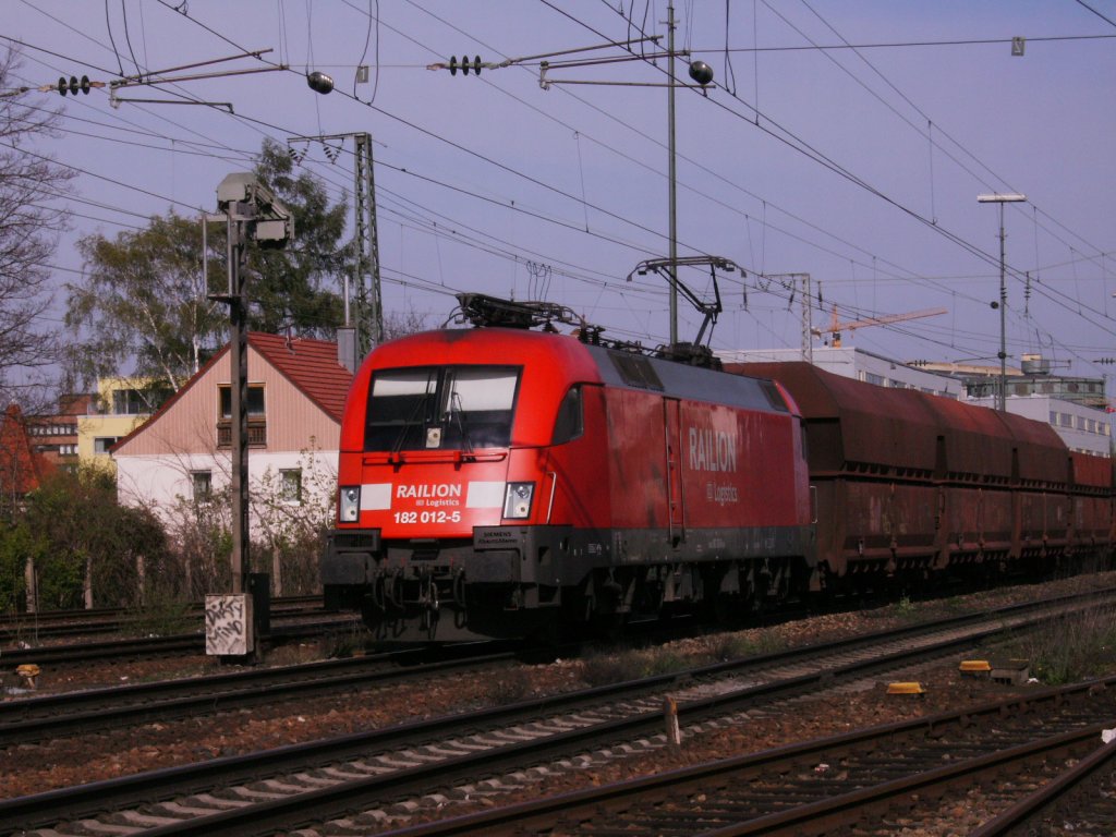 BR 182 012-5 mit Kohlezug fhrt am 22.04.2010 durch Regensburg.