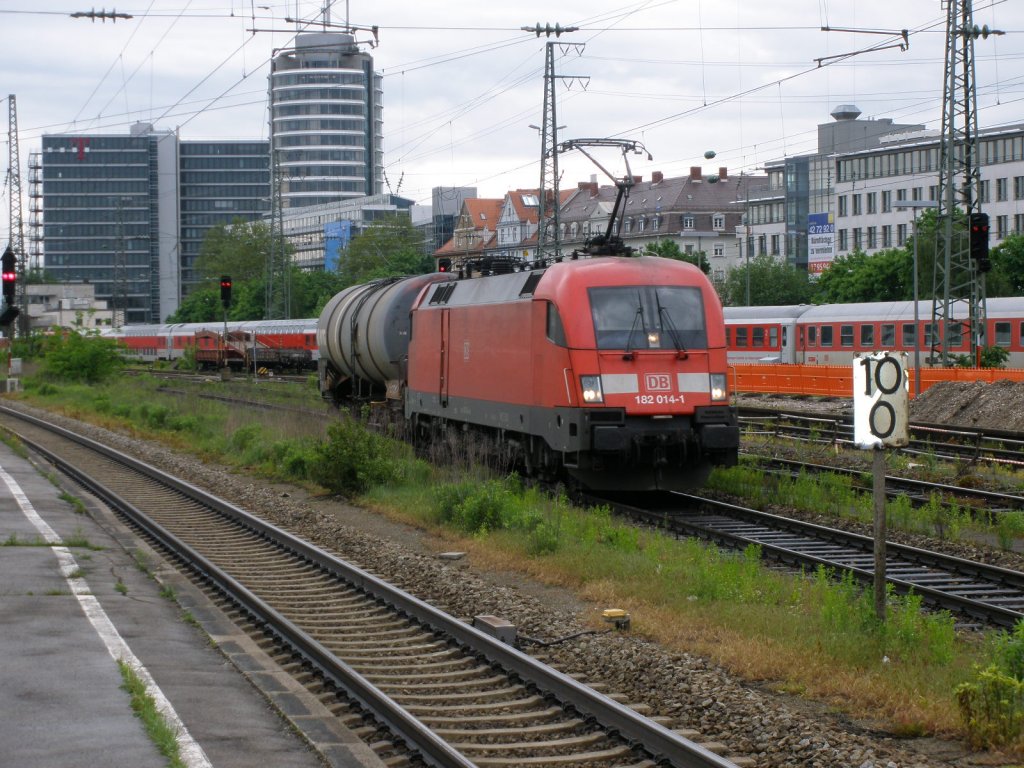 BR 182 014-1 mit einem Ganzzug bei der Durchfahrt von Mnchen-Ost am 27.05.2010