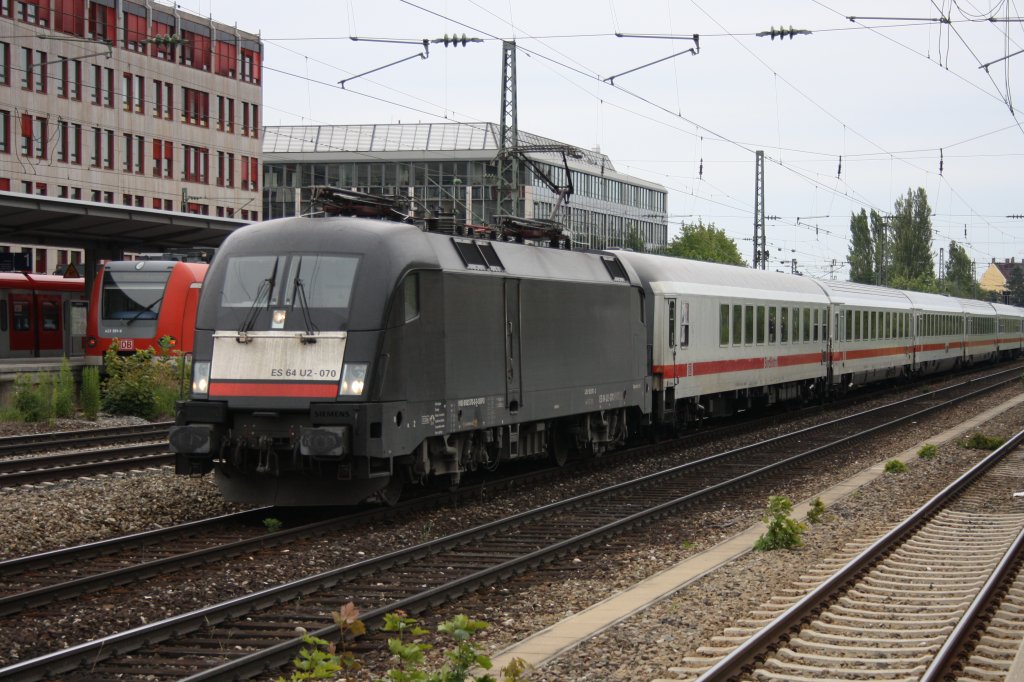 BR 182 070 mit IC Garnitur bei der Durchfahrt am Heimeranplatz in Mnchen gen Norden.