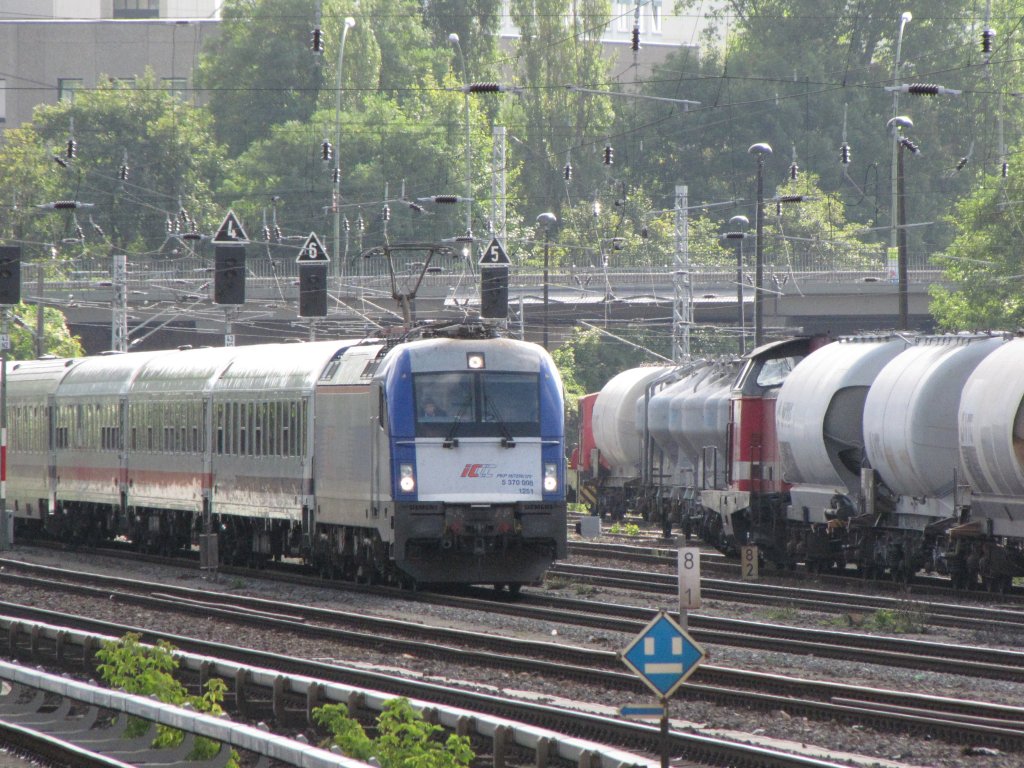 BR 182 am EC Warschau Express bei der Durchfahrt in Berlin Greifswalder Strasse am 16.09.2010