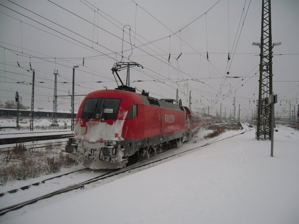 BR 182 schiebt den RE 10 aus dem Vorfeld des Leipziger Hbf's nach Cottbus.
02.01.2010