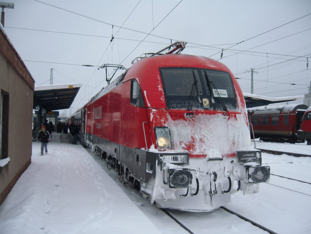 BR 182 steht mit RE 10 nach Leipzig abfahrbereit im Bf Cottbus.
02.01.2010