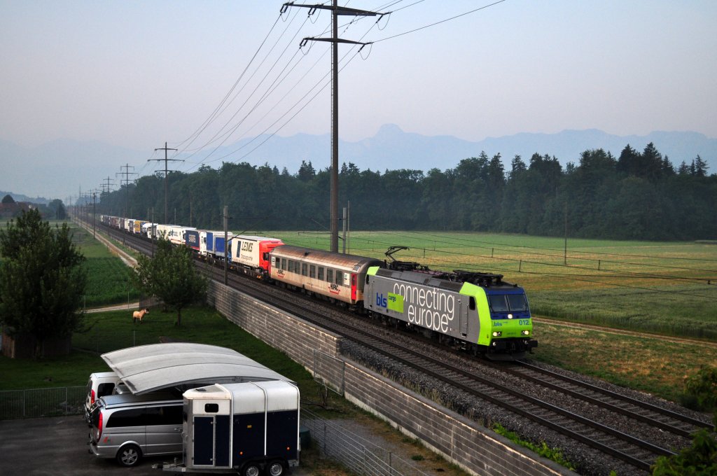 BR 185 012 mit HUPAC-Zug bei Kiesen am 01.07.2010