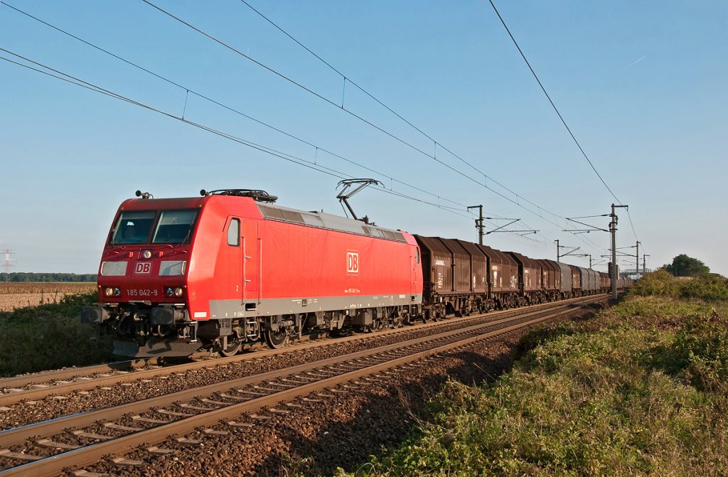 BR 185 042 Gramatneusiedl verlassen und ist hat mit ihrem Gterzug Richtung Wien unterwegs. Das Foto enstand am 08.10.2010.