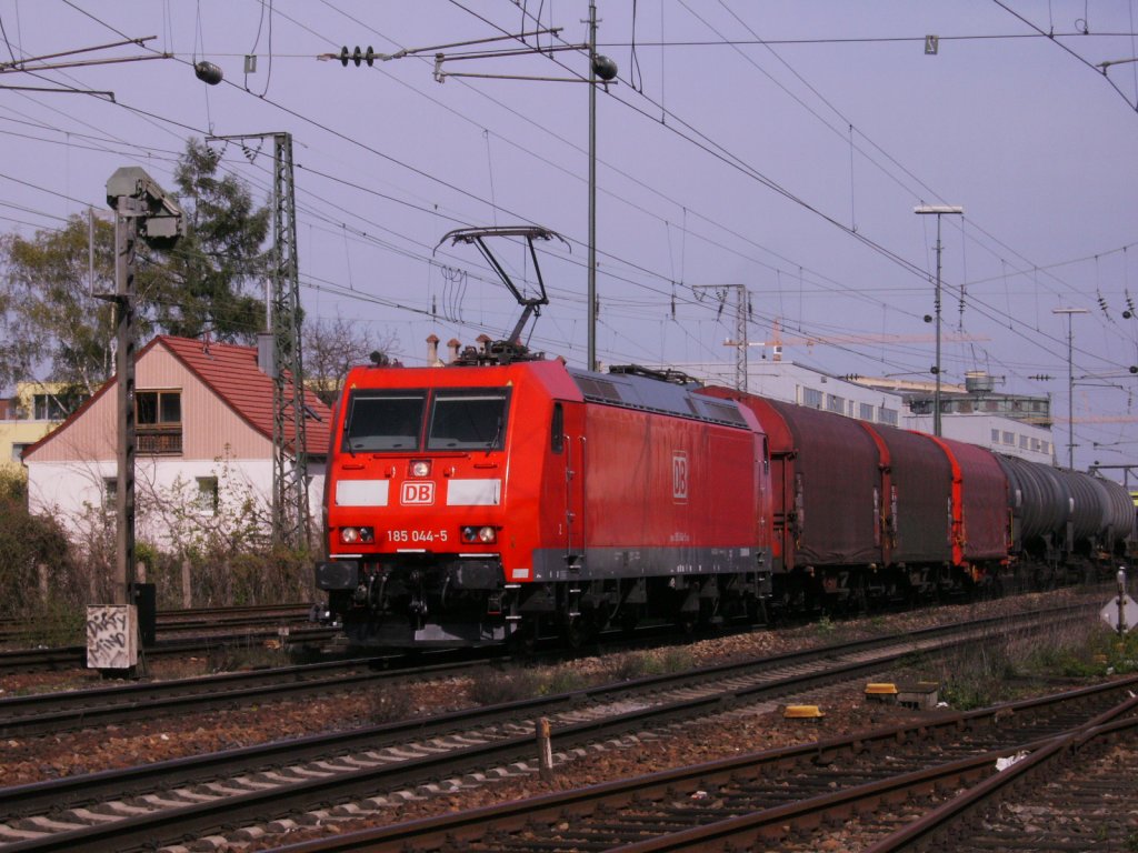 BR 185 044-5 fhrt am 22.04.2010 mit Gterzug duch Regensburg.