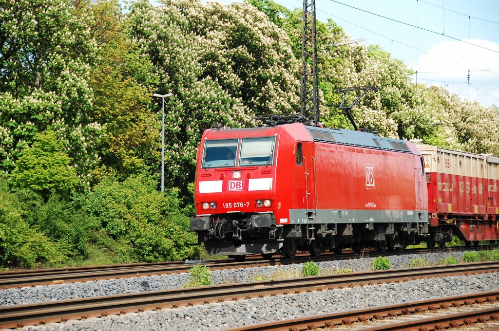 BR 185 076-7 fhrt am 13.05.2012 durch den Bahnhof Neustadt Aisch.