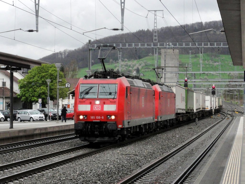BR 185 108 und -110 mit Hangartnerzug in Sissach am 12.04.2012