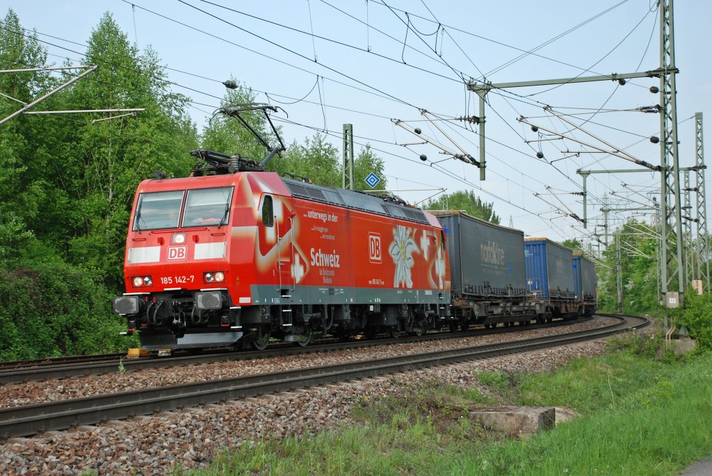 BR 185 142-7 mit der Schweiz-Reklame unterwegs auf der Rheintalbahn kurz vor Karlsruhe am 21.04.2011.