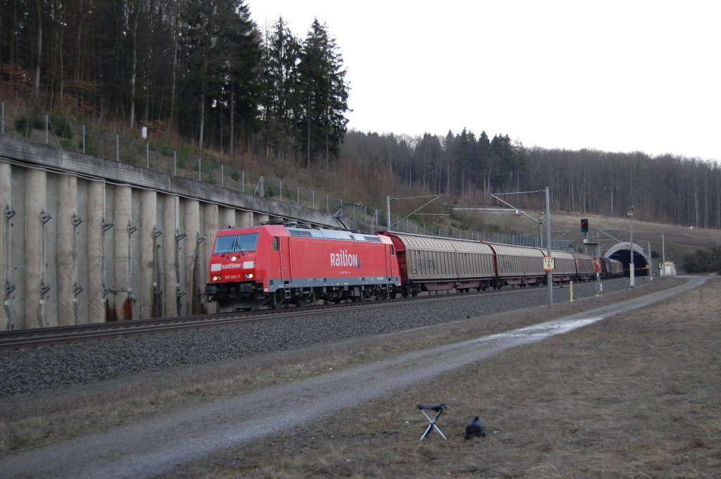 BR 185 203-7 hat am 27.03.2010 mit ihrem gemischtem G�terzug auf der Fahrt von Seelze nach N�rnberg oder M�nchen den Eggetunnel bei Willebadessen passiert. 