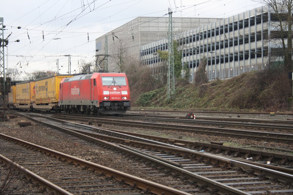BR 185 211-0 von Railion kommt mit einem gemischten Containerzug aus Richtung Kln und fhrt in Aachen-West ein.
9.1.2011