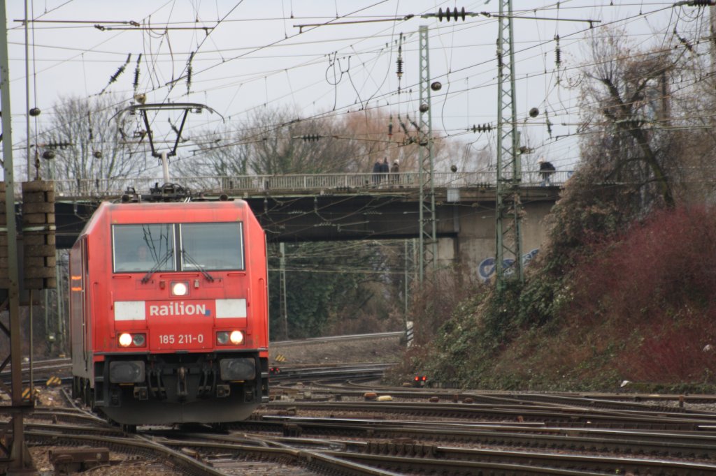 BR 185 211-0 von Railion rangiert in Aachen-West.
9.1.2011