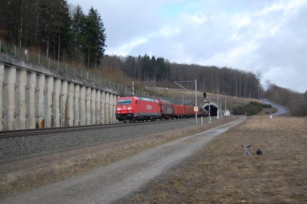 BR 185 212-8 passierte am 27.03.2010 mit ihrem gemischtem Gterzug auf der Fahrt von Seelze nach Nrnberg oder Mnchen den Eggetunnel bei Willebadessen.