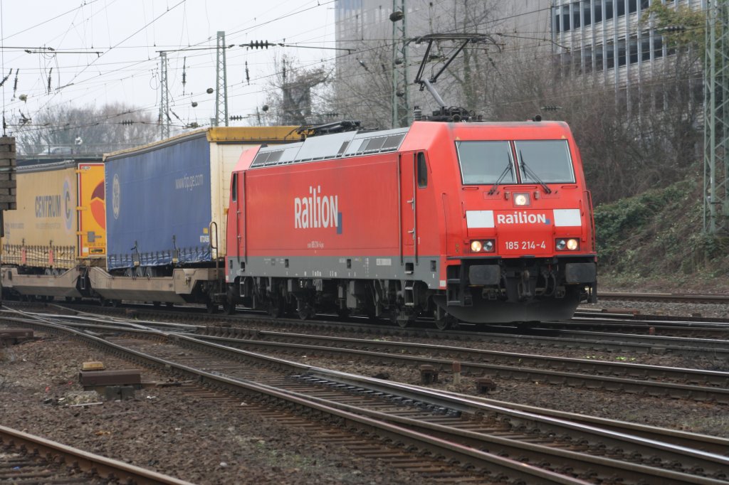 BR 185 214-4 von Railion kommt mit einem gemischten Containerzug aus Richtung Kln und fhrt in Aachen-West ein.
20.2.2011