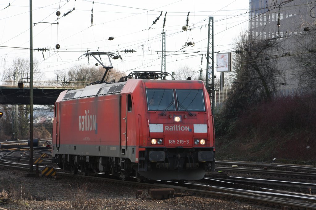 BR 185 219-3 von Railion rangiert in Aachen-West.
12.2.2011