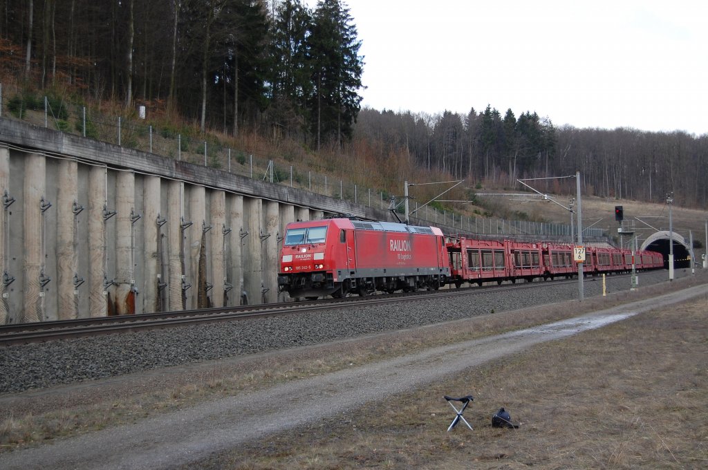 BR 185 242-5 hat am 27.03.2010 mit ihrem leeren Autozug den Eggetunnel bei Willebadessen passiert.