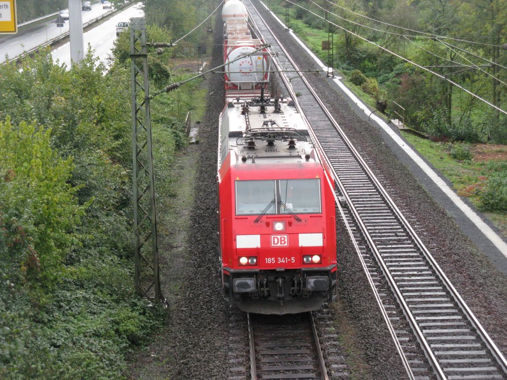 BR 185 341-5 kommt mit einem gemischten Gterzug fhrt durch Bad Honnef auf der Strecke Koblenz-Kln.
20.10.2010