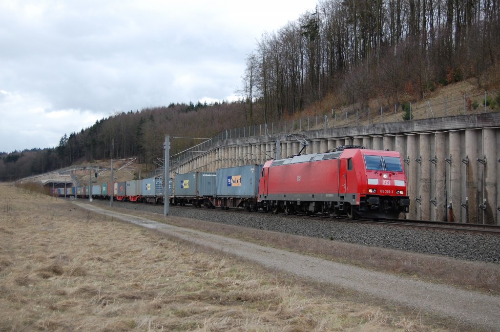 BR 185 356-3 ist am 27.03.2010 mit einem Containerzug kurz hinter dem Bahnhof Willebadessen unterwegs, um in krze den Eggetunnel zu passieren.