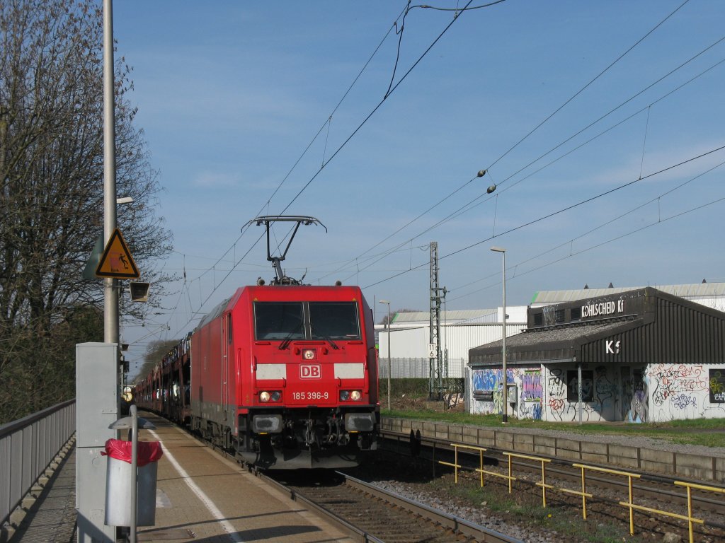BR 185 396-9 von der DB kommt mit einem Autozug durch Kohlscheid aus Richtung Neuss und fhrt nach Aachen-West bei schnem Sonnenschein.
6.4.2011