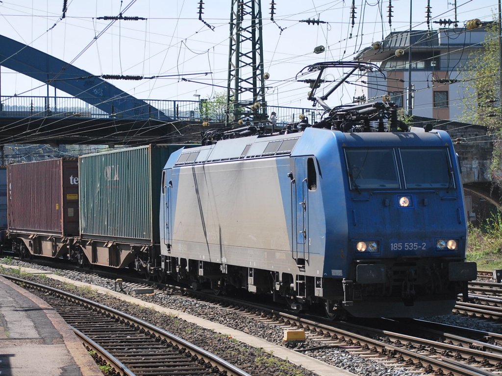 BR 185 535-2 zieht einen Containerzug durch den Aachener Hbf (11. April 2011).
