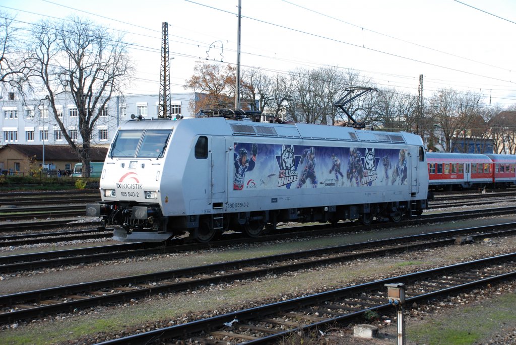 BR 185 540-2 der TX Logistik mit Reklame fr die  Kassel Huskies  als Rangierfahrt in Ulm Hbf am 5.11.2009
