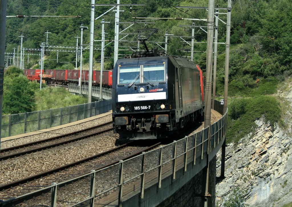 BR 185 566-7 Crossrail in Doppeltraktion mit einer zweiten 185 der DB hinter Hohtenn in Richtung Brig auf dem Luogelkin-Viadukt. f.knapp@web.de