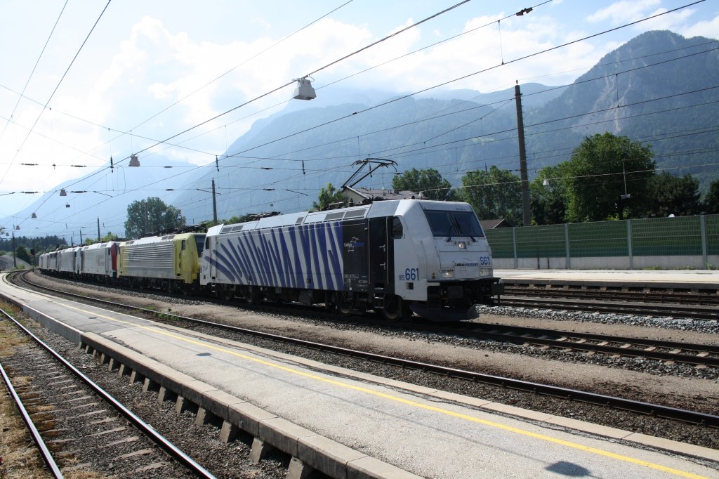 BR 185 661-6 ``Paul``, 189 905-3, 185 664-0, 185 662-4, 139 133-3, 186 105-3 und 186 107-9 durchfahren am 19.7.2010 den Bahnhof Brixlegg