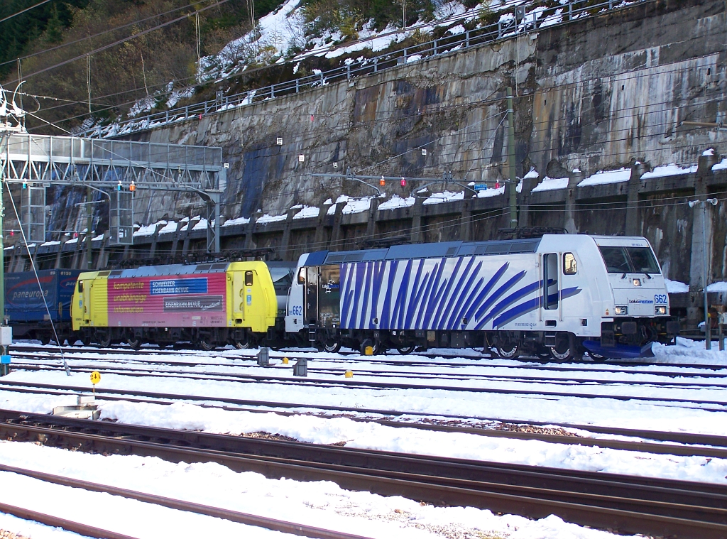 BR 185 662-4 & E 189 907 RT mit einem Gterzug im Bahnhof Brenner, am 30.Oktober 2010.