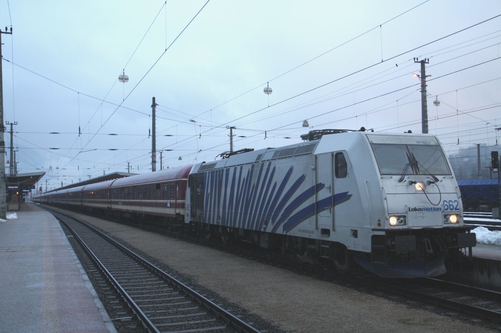 BR 185 662-4 von Lokomotion wartet am 15.1.2011 in Wrgl mit einem Skisonderzug von Hamburg nach Mallnitz-Obervellach auf die Ausfahrt. Die Stromabnehmer sind noch unten, da der Zug geteilt wird und die andere Hlfte nach Bludenz unterwegs ist.