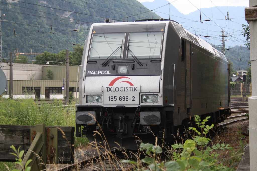 BR 185 696-2  von Railpool TXLogistik wartet am 26.7.2010 auf ihren Einsatz in Kufstein