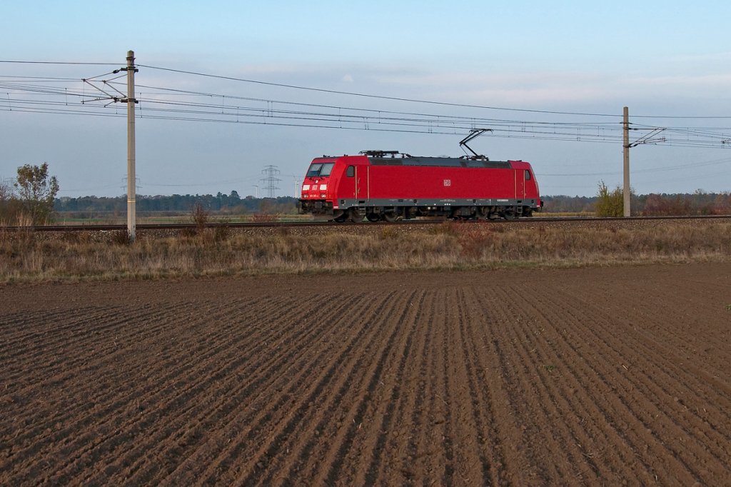 BR 185 ist auf der Nordbahn als Lz Richtung Wien unterwegs. Das Foto estand am 05.11.2011 kurz nach Deutsch Wagram.