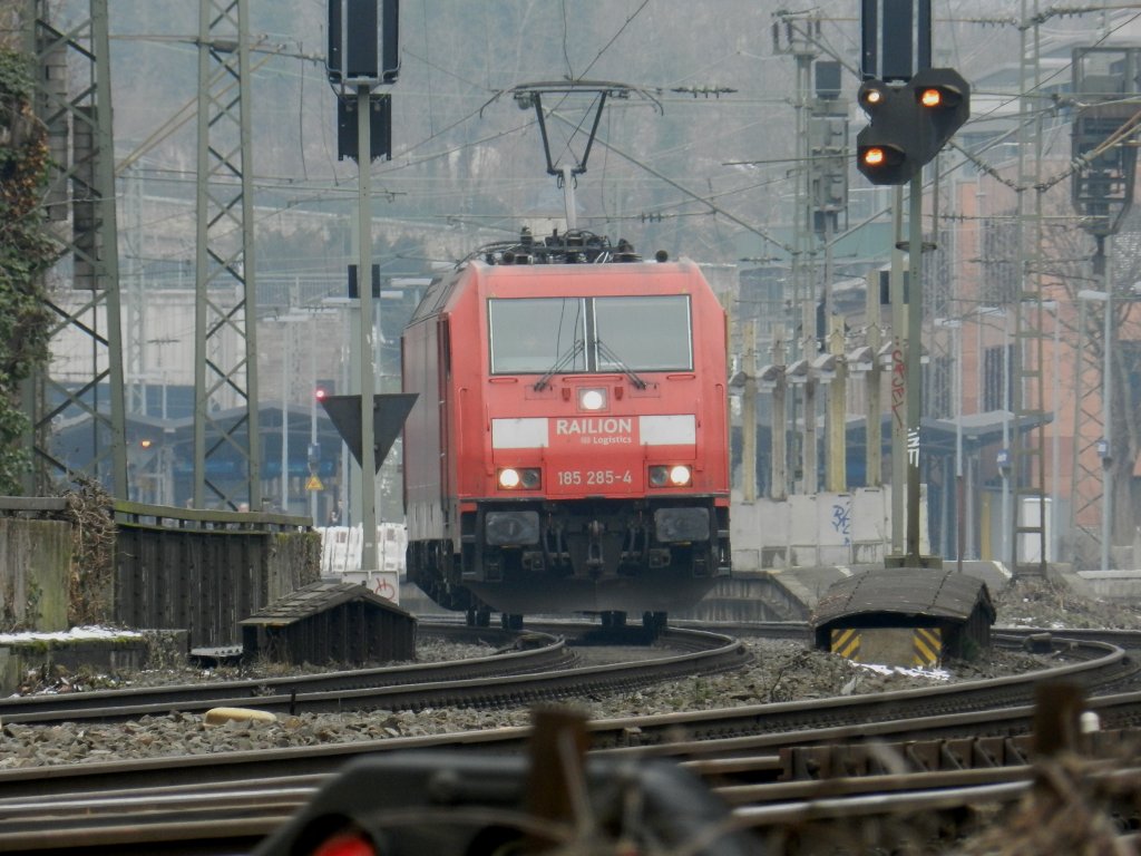 BR 185 beim Rangieren im Bahnhof Mainz Rmisches Theater (frher Mainz-Sd). Die Lok kam aus Richtung Worms und fuhr zum Richtungswechsel in den Bahnhof ein, um zwei Minuten spter in Richtung Frankfurt wieder auszufahren, 15.02.2013.