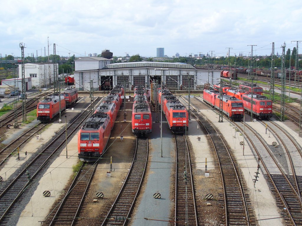 Br 185, Br 152 und weitere sind am 07.09.2011 in Mannheim Rbf. Aufgenommen von einer Brcke
