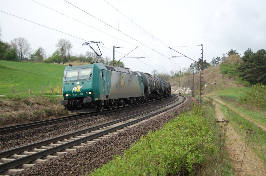 BR 185-CL 006 mit ihrem lzug von Hanau nach Grokorbetha am 01.05.2010 zwischen Bebra und Sontra.