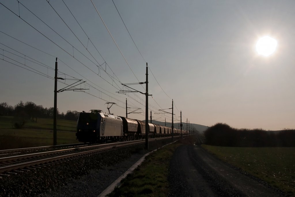 BR 185 fhrt mit einem obligaten Getreidezug Richtung Wien, am spten Nachmittag des 30.03.2011. Die Aufnahme entstand kurz vor Neulengbach.