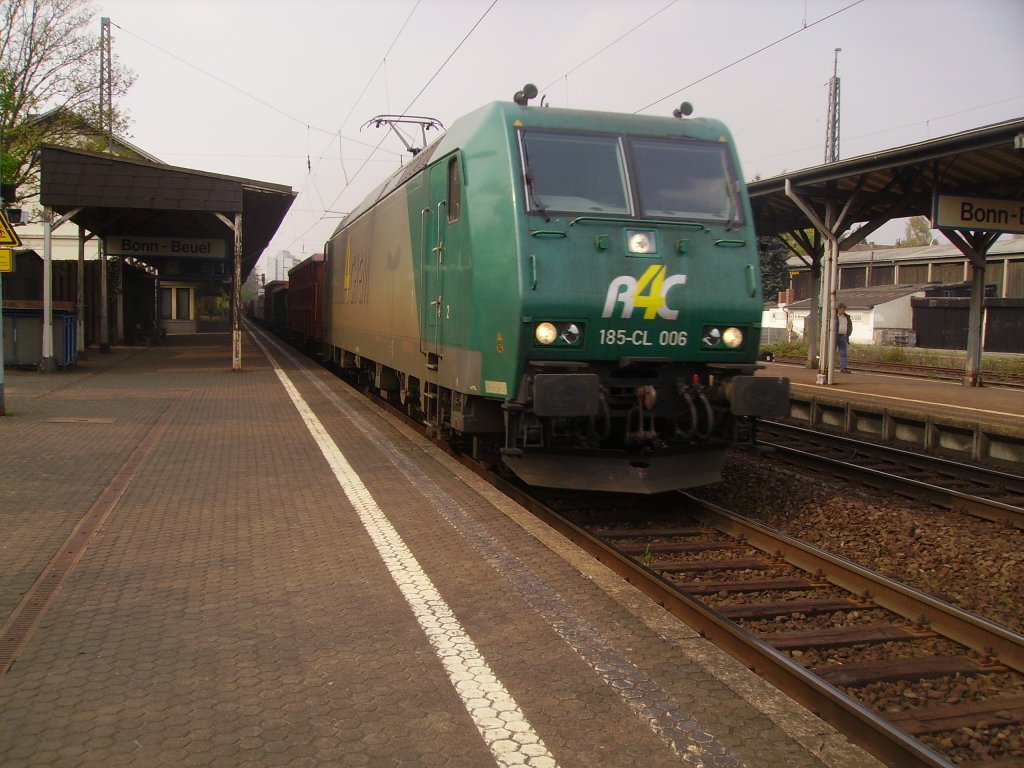 Br 185 von der Firma Rail4chem fhrt durch den Bahnhof Beuel am 20.4.10