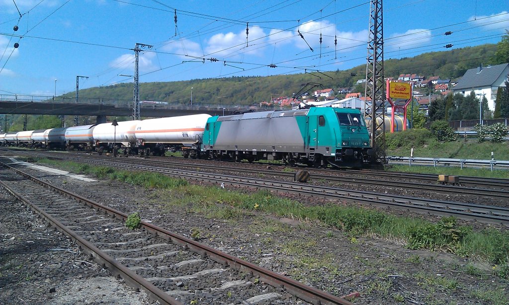 BR 185 grn-silber mit Gaskesselwagen jagte am 01.05.2012 die Doppeltraktion BR 185 DB Schenker. 