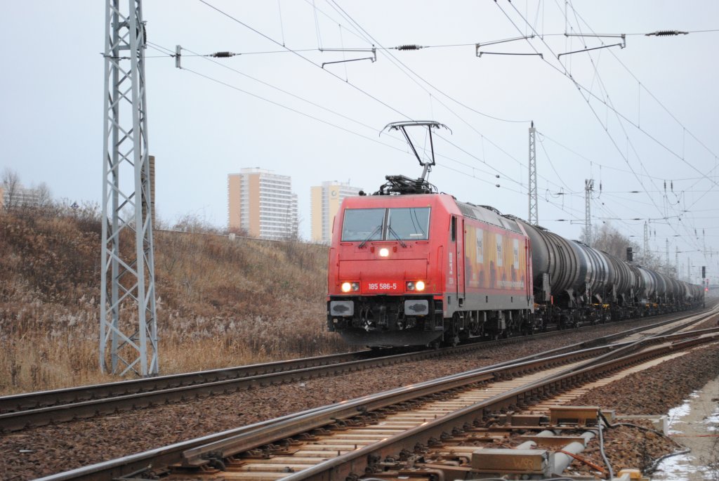 BR 185 der HGK am 01.12.2010 in Berlin am Biesdorfer Kreuz hhe Springpfuhl